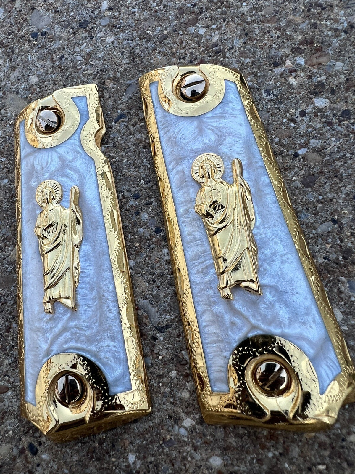 1911 45 38 SUPER COLT GOLD GUN PISTOL GRIP CACHAS SAN JUDAS 24k CHAPEADO SCREWS