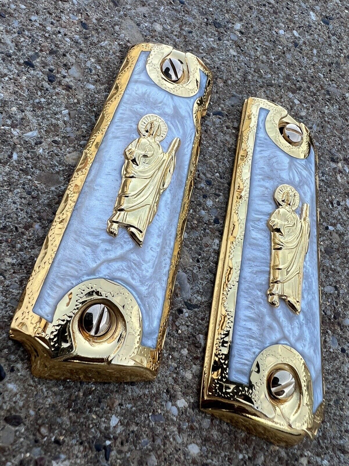 1911 45 38 SUPER COLT GOLD GUN PISTOL GRIP CACHAS SAN JUDAS 24k CHAPEADO SCREWS
