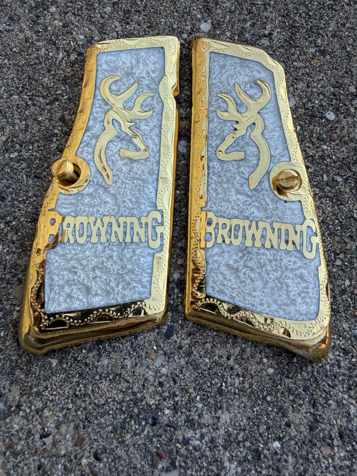 Browning Hi-Power 9mm Gold Gun Pistol Grip Cachas & 2 24K Screws