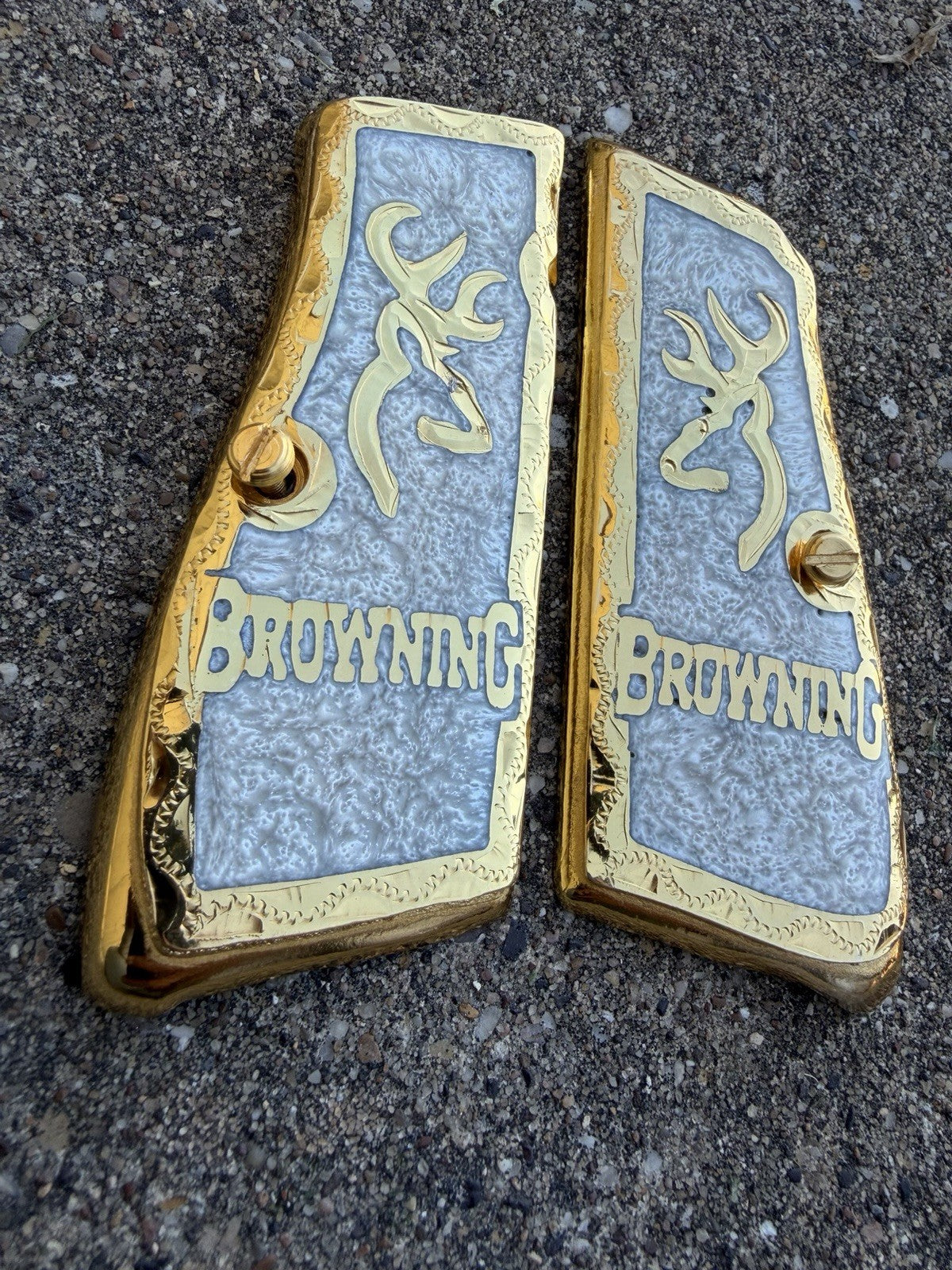 Browning Hi-Power 9mm Gold Gun Pistol Grip Cachas & 2 24K Screws