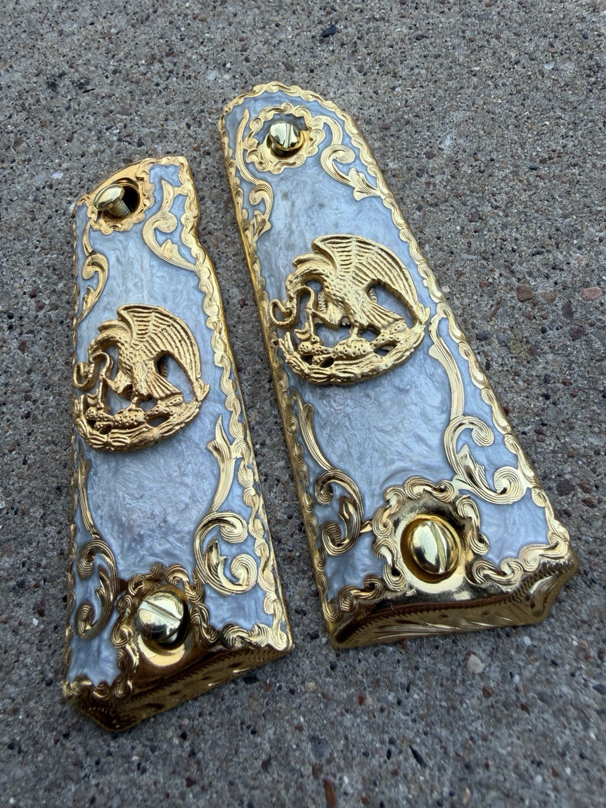 1911 45 38 Super Full Size Mexican Eagle Gold Gun Pistol Grip Cachas & 24K Screw