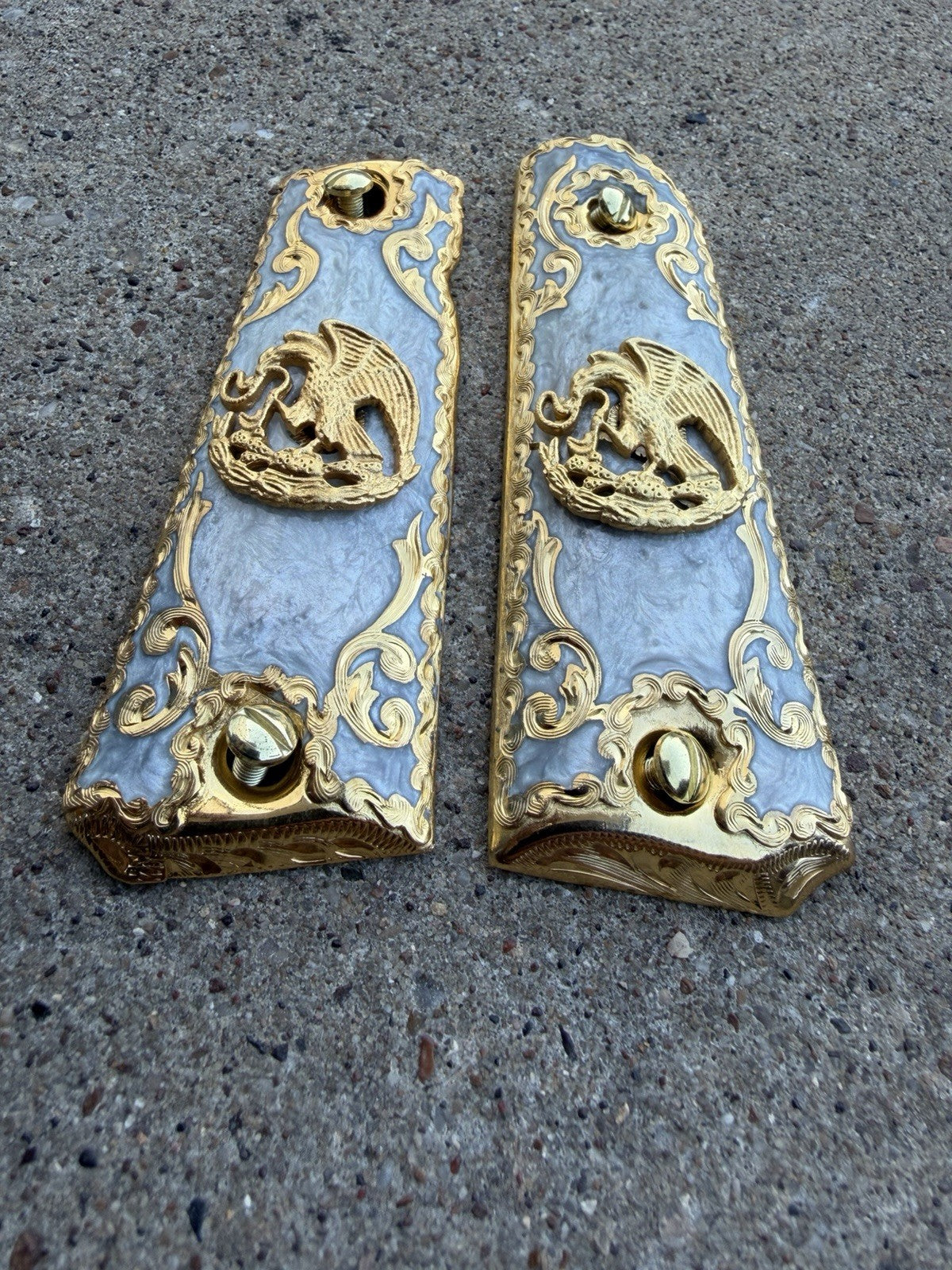 1911 45 38 Super Full Size Mexican Eagle Gold Gun Pistol Grip Cachas & 24K Screw