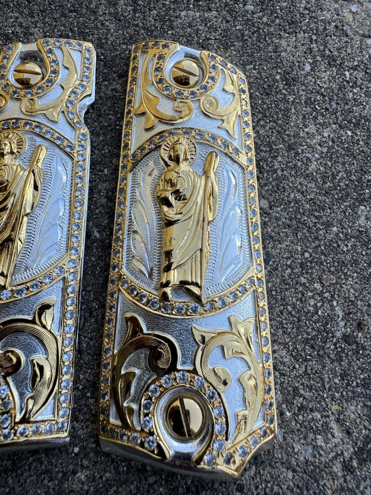 1911 ZIRCONIA 45 38 SUPER COLT SAN JUDAS GOLD GUN PISTOL GRIP CACHAS & 24KSCREW